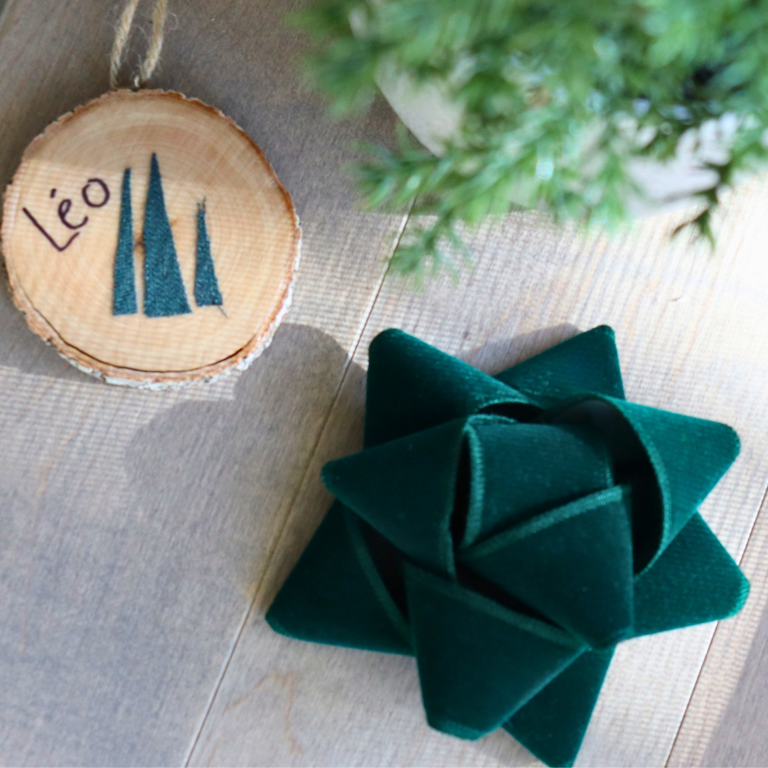 Reusable gift bow made of recycled fabric - Velvet green