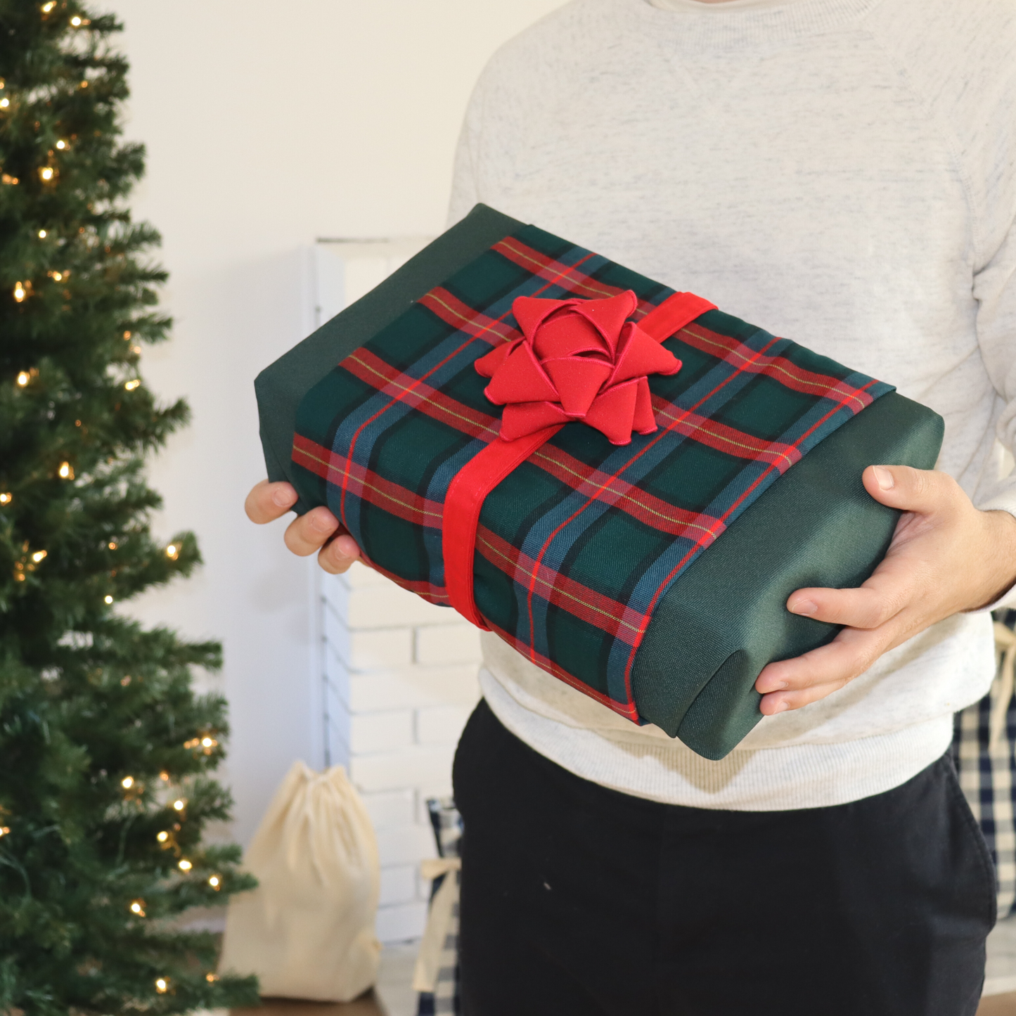 Reusable gift bow made of recycled fabric - Red